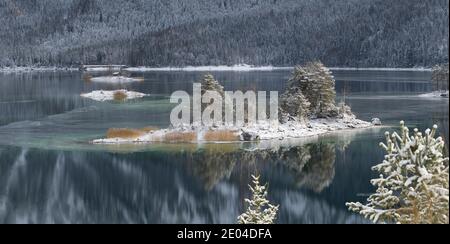 Smaragdgrünes Wasser des Eibsees im Winter Stockfoto