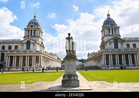 Old Royal Naval College (heute Sitz der University of Greenwich) und König George II Statue, Greenwich, London, UK Stockfoto