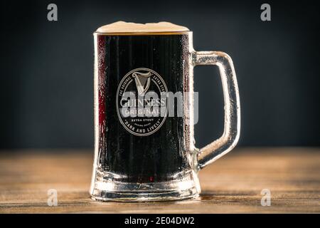 Guinness ist ein dunkler irischer Trockenstout, der 1759 in der Brauerei von Arthur Guinness am St. Jamess Gate Dublin Ireland entstand. Großbritannien, Bedford, Dezember Stockfoto