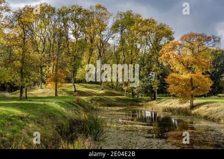 Elizabethan Water Garden in der Nähe von Lyveden New Bield, ein herrliches, unvollendetes Elizabethan-Sommerhaus im Osten von Northamptonshire, England. Stockfoto