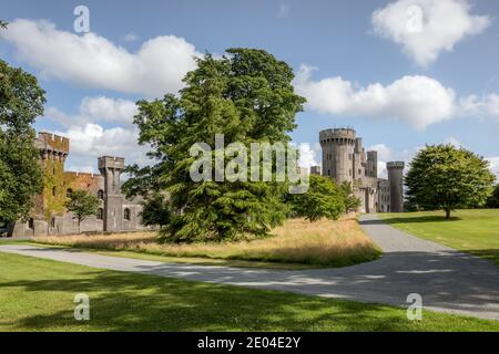 Penrhyn Castle im Norden von Wales ist ein Landhaus in Form einer normannischen Burg errichtet. Es wurde im 19. Jahrhundert zwischen 1822 und 1837 gebaut. Stockfoto