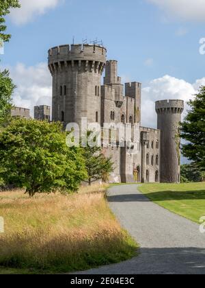 Penrhyn Castle im Norden von Wales ist ein Landhaus in Form einer normannischen Burg errichtet. Es wurde im 19. Jahrhundert zwischen 1822 und 1837 gebaut. Stockfoto