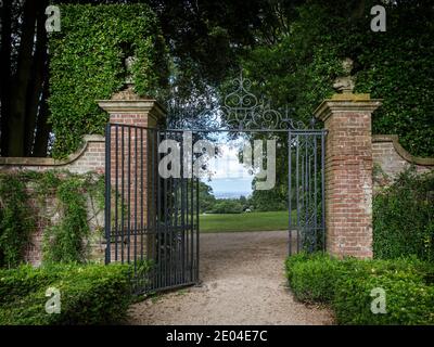 Die schönen Gärten im Sommer im Hidcote Manor Garden in den Cotswolds, Hidcote, Gloucestershire, England. Stockfoto