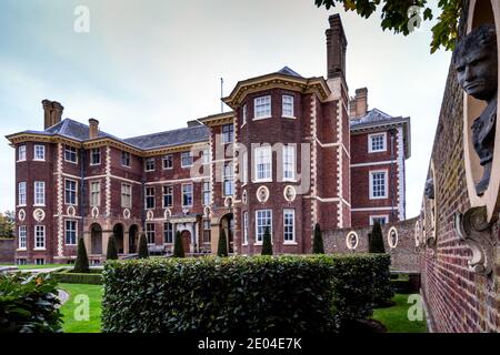 Das Ham House ist ein historisches Haus, das an der Themse in Ham, südlich von Richmond in London, liegt. Stockfoto