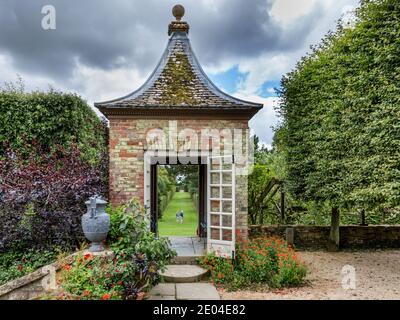 Die schönen Gärten im Sommer im Hidcote Manor Garden in den Cotswolds, Hidcote, Gloucestershire, England. Stockfoto