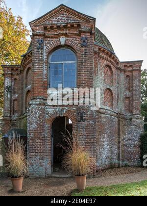 Tudor-Sommerhaus aus rotem Backstein im Garten des Vyne, mit einer der frühesten neoklassischen Kuppeln in England. Stockfoto