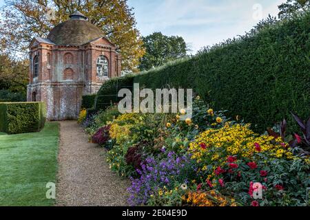 Tudor-Sommerhaus aus rotem Backstein im Garten des Vyne, mit einer der frühesten neoklassischen Kuppeln in England. Stockfoto