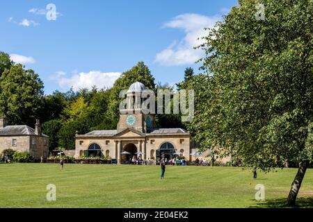 Gateway und Clock Tower in der Wallington Hall in Northumberland. Stockfoto