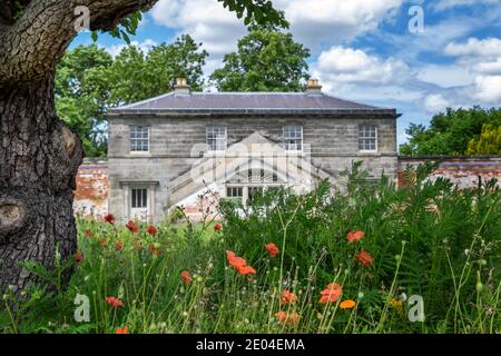 Das ummauerte Garten- und Hauptgärtnerhaus befindet sich auf dem Gelände des Shugborough Estate, in der Nähe von Stafford, Staffordshire, England, Großbritannien Stockfoto