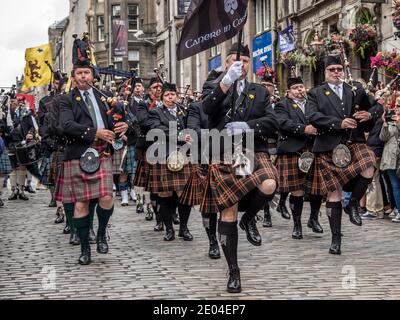 Pipers bei der Pipefest Parade beim Edinburgh Festival entlang Die Royal Mile Stockfoto