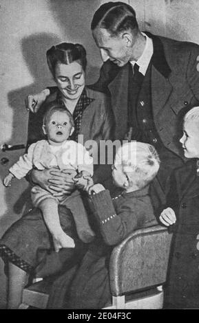 DEUTSCHLAND - UM 1940: Reinhard Heydrich mit seiner Gattin und ihren drei Kindern. Von links nach rechts Silke, Heider und Klaus. Stockfoto