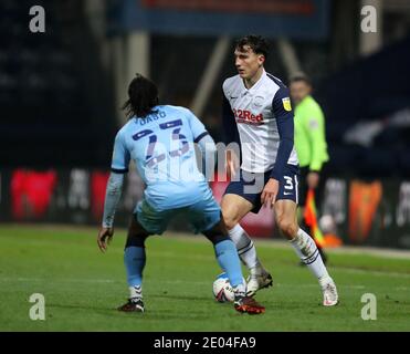 Deepdale Stadium, Preston, Lancashire, Großbritannien. Dezember 2020. English Football League Championship Football, Preston North End gegen Coventry City; Josh Earl von Preston North End nimmt Fankaty Dabo von Coventry City auf Kredit: Action Plus Sports/Alamy Live News Stockfoto