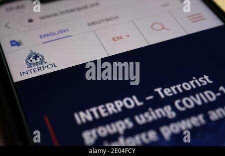 Viersen, Deutschland - Dezember 29. 2020: Nahaufnahme des Mobiltelefons mit der Website von interpol mit Warnung vor covid-19 Terroristen Stockfoto