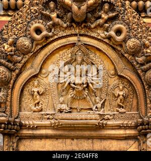 Blick auf den alten Königspalast und das Goldene Tor auf dem Durbar-Platz in Bhaktapur Nepal, das von der UNESCO zum Weltkulturerbe erklärt wurde Stockfoto