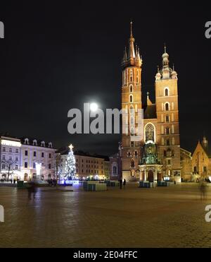 Nacht Stadtbild von Krakau Altstadt, Poalnd, Weihnachtsbaum, saint marys Kirche, Vollmond, Hauptmarktplatz wegen Pandemie getrocknet Stockfoto