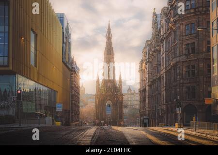 Ein Blick auf das Sir Walter Scott Monument in Edinburgh an einem Wintermorgen, wenn goldenes Licht durchbricht. Stockfoto