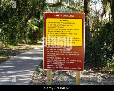 Sicherheitsrichtlinien Schild warnt Besucher nach wilden Tieren im Park zu beobachten, LaChua Trail, Paynes Prairie Preserve State Park, Gainesville, FL, USA. Stockfoto