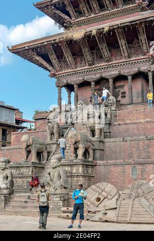 Kathmandu, Nepal - 11. Nov 2019: Touristen besuchen den Nyatapola Tempel auf dem Taumadhi Platz in Bhaktapur, Kathmandu Tal, Nepal. Stockfoto