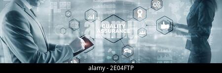 QA Geschäftsmann drücken Qualitätssicherung Taste auf virtuellen Bildschirmen Stockfoto