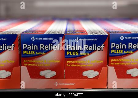 Päckchen Schmerztabletten zum Verkauf in einem Supermarkt in Großbritannien. Stockfoto