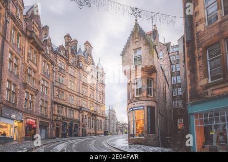 Edinburgh, Schottland - Dezember 29 2020: Ein Blick auf die Cockburn Street in Edinburghs Altstadt an einem Dezembermorgen nach einem nächtlichen Schneefall. Stockfoto