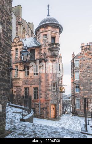 Edinburgh, Schottland - Dezember 29 2020: Das Writers' Museum in Edinburgh nach einem nächtlichen Schneefall. Das Museum feiert das Werk von Robert Burns, Stockfoto