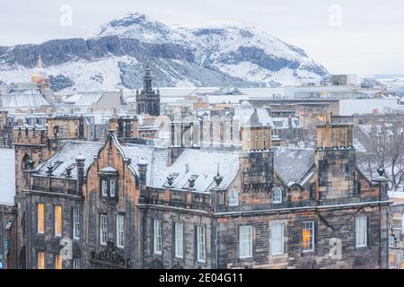 Ein Blick vom Edinburgh Castle auf die Altstadt mit Arthur's Seat im Hintergrund an einem Dezembermorgen danach Ein frischer Schneefall über Nacht Stockfoto