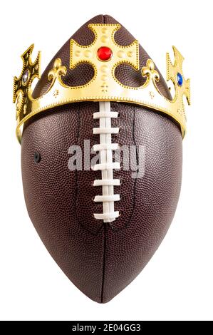 American Football Turniersieger, den Gewinn der Meisterschaft und König des Sports Konzept gewinnen einen Ball trägt eine goldene Krone isoliert auf weißem Backgroun Stockfoto