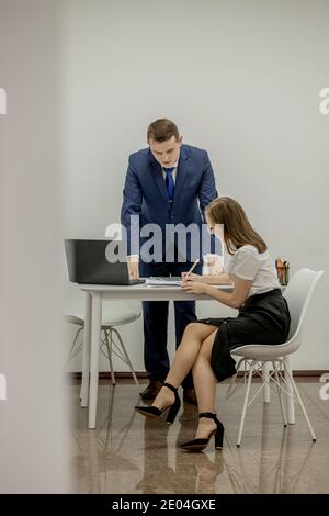 Unternehmensstrategie. Rechtsberater. Finanzabteilung. Bürosekretärin. Geschäftsbeziehung. Paar im Büro. Mann und elegante Frau Chef Stockfoto