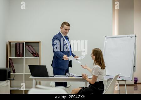 Manager und Sekretärin arbeiten im Büro. Stockfoto