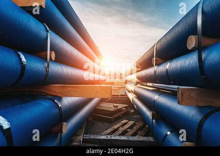 Stapel von Gussrohren für Kanalisation bereit für Transport und Logistik. Stockfoto