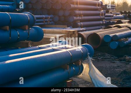 Gussrohre für Kanalisation bereit für Transport und Logistik. Stockfoto