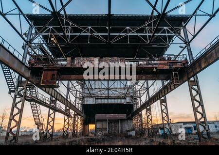 Große verlassene Industriegebäude Bau der metallurgischen Fabrik warten auf Abriss. Stockfoto