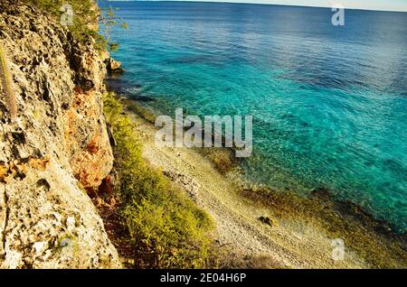 Schöner Strand auf der karibischen Insel bonaire, guter Schnorchel- und Tauchplatz auf der Insel. Genießen Sie die Entspannung im Sand am Meer Stockfoto