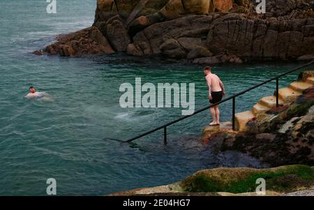 Schwimmer Im Winter. Sandycove vierzig Fuß Badegebiet Dun Laoghaire in der Nähe von Dublin, Irland, 27 Dezember. Stockfoto