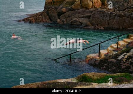 Schwimmer Im Winter. Sandycove vierzig Fuß Badegebiet Dun Laoghaire in der Nähe von Dublin, Irland, 27 Dezember. Stockfoto