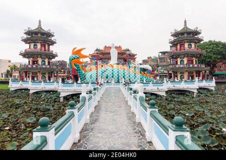 Die Wuliting am Lotusteich in Kaohsiung, Taiwan Stockfoto