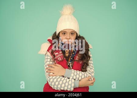 Bleiben Sie aktiv. Draußen ist es kalt. Warme Strickmode für Kinder. Wintervibes. Porträt des Mädchen-Hüpfers. Jugendstraßenmode. Winterschacht. In dieser Saison kalt. Kleiden Sie sich in Schichten und tragen Sie einen Hut. Winter träumt. Stockfoto