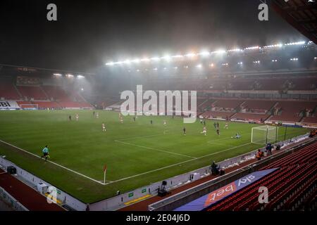 29. Dezember 2020; bet365 Stadium, Stoke, Staffordshire, England; English Football League Championship Football, Stoke City gegen Nottingham Forest; der Nebel beginnt auf das Stadion abzusinken Stockfoto