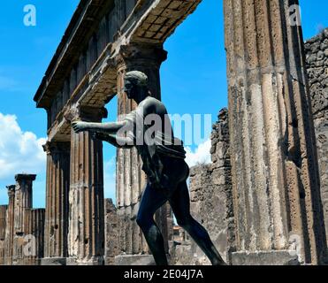 Statue und Ruinen des Apollotempels in Pompeji Italien Stockfoto