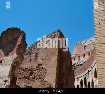 Blick zwischen den Innenmauern des römischen Kolosseums Stockfoto