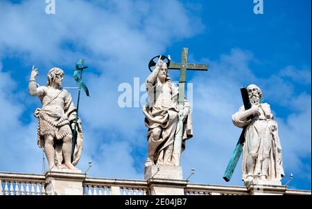 Skulpturen von Jesus und Aposteln auf dem Petersdom Im Vatikan Stockfoto