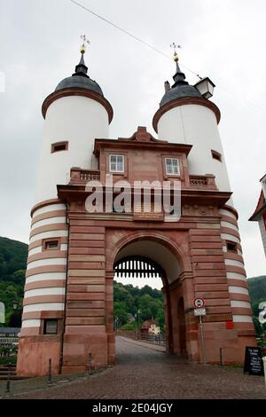 Karl-Theodor-Brücke, besser bekannt als alte Brücke mit Brückentor, Heidelberg, Baden-Württemberg, Deutschland Stockfoto