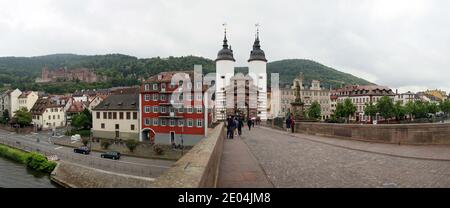 Karl-Theodor-Brücke, besser bekannt als alte Brücke mit Brückentor, Heidelberg, Baden-Württemberg, Deutschland Stockfoto