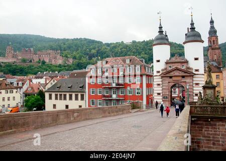 Karl-Theodor-Brücke, besser bekannt als alte Brücke mit Brückentor, Heidelberg, Baden-Württemberg, Deutschland Stockfoto