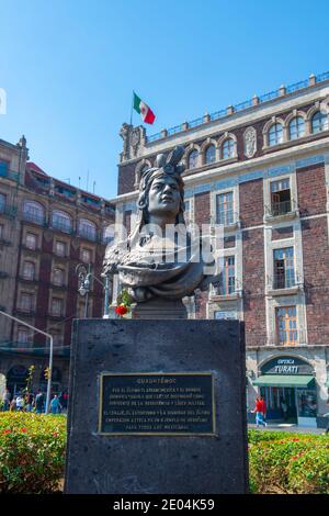 Cuauhtemoc Statue in Zocalo im historischen Zentrum von Mexiko-Stadt, CDMX, Mexiko. Cuauhtemoc ist der letzte aztekische Kaiser und Herrscher von Tenochtitlan von 1520 Stockfoto