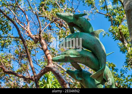 Außenskulptur einer Gruppe von Delfinen in einer Kunstgalerie in Islamorada in den Florida Keys. Stockfoto