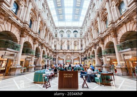 Fortnum & Mason an der Royal Exchange, London, England. Stockfoto