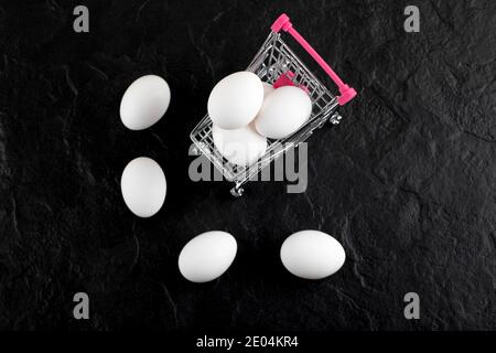 Frische weiße Eier im kleinen Warenkorb Stockfoto