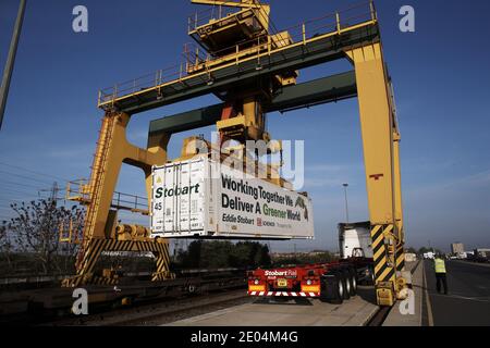 Eddie Stobart startete eine kohlenstoffarme Bahnfrachtreise durch Europa mit spanischem Obst und Gemüse auf der Schiene nach Dagenham, Ost-London. Stockfoto